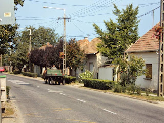 Dorf in Ungarn am Sonntagmorgen