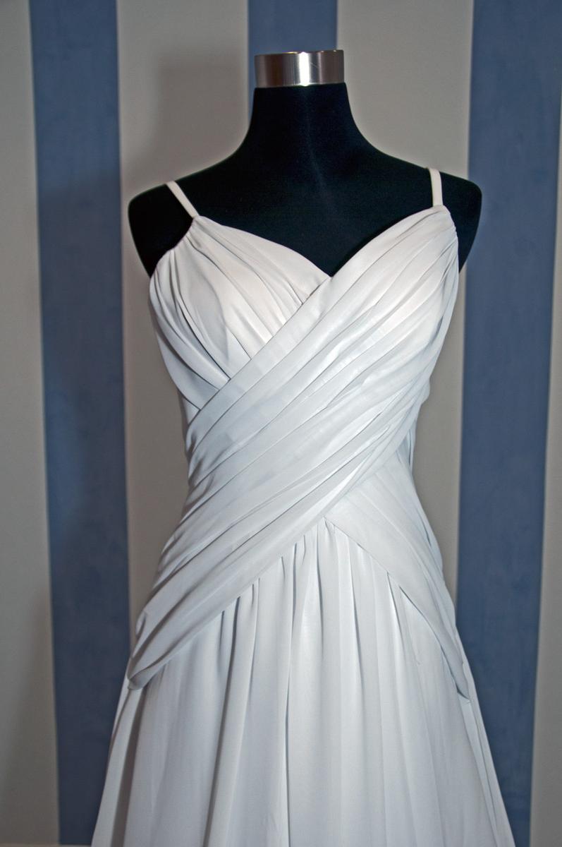 White Chiffon Beach or Garden Style Wedding Dress with Train: Size 10 AUS
