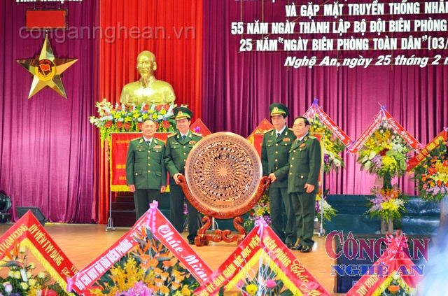 Tướng lĩnh Nghệ An- Hà Tĩnh trao tống đồng cho BCH BĐBP Nghệ An