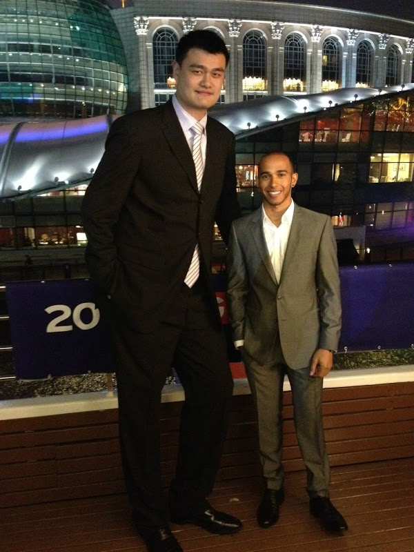 Льюис Хэмилтон и великан Yao Ming перед Гран-при Китая 2012