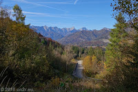 Hoch zur Forcella di Pala Barzana (840m). Westrampe. Schön schmal.
