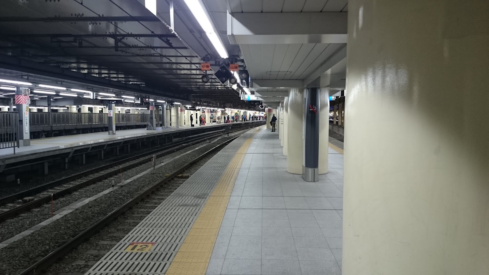 朝の新宿駅