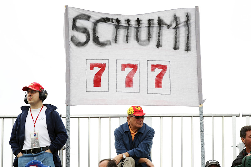 болельщики Михаэля Шумахера с баннером Schumi 777 на Гран-при Канады 2012