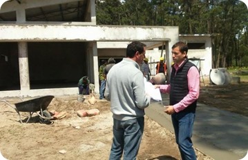 El intendente Juan Pablo de Jesúys recorriendo la obra del barrio El Tala