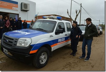 la titular de la comisaría, Maite Roldán, recibió el nuevo vehículo