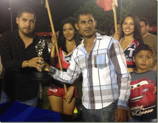 Nicolás Rodriguez del equipo Unidos por Guerrero recibió el trofeo de campeón goleador de parte del director de Deportes, Irving Mata Salgado.