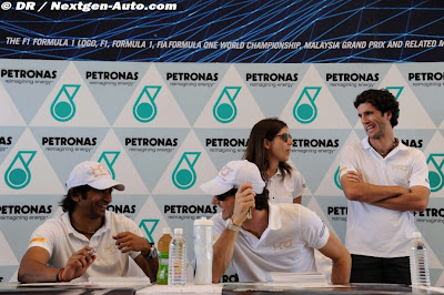 Нараин Картикеян и Педро де ла Роса на автограф-сессии на Гран-при Малайзии 2012