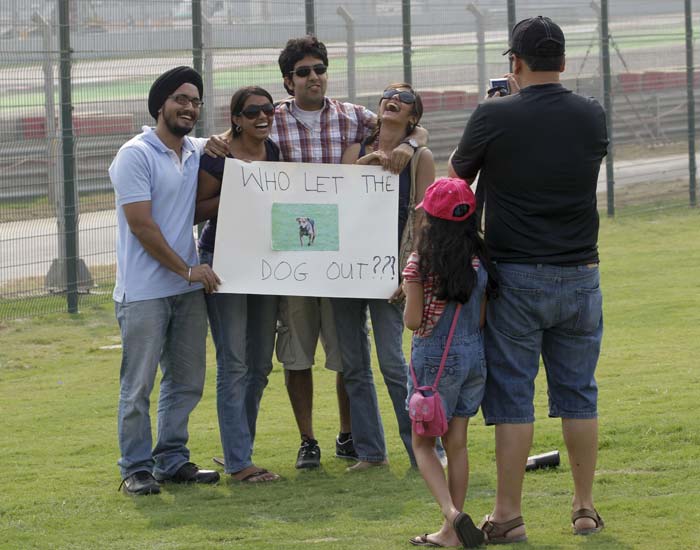 болельщики с плакатом Who let the dog out на Гран-при Индии 2011