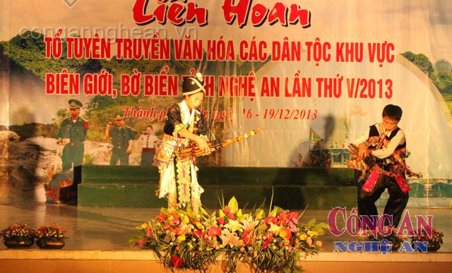Con gái và con trai của anh Và Bá Đùa biểu diễn tiết mục “Mùa xuân biên cương”  tại Liên hoan tổ Tuyên truyền văn hóa các khu vực biên giới, bờ biển tỉnh Nghệ An năm 2013