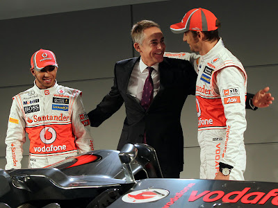 Мартин Уитмарш в окружении своих пилотов Льюиса Хэмилтона и Дженсона Баттона на презентации McLaren MP4-27 - 1 февраля 2012