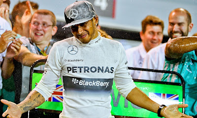 Льюис Хэмилтон празднует победу со своими механиками на Гран-при Бахрейна 2014