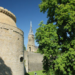 DSC05743.JPG - 6.06.2015 Mezieres;   średniowieczne mury miejskie; (w tle Bazylika Notre – Dame d' Espérance)