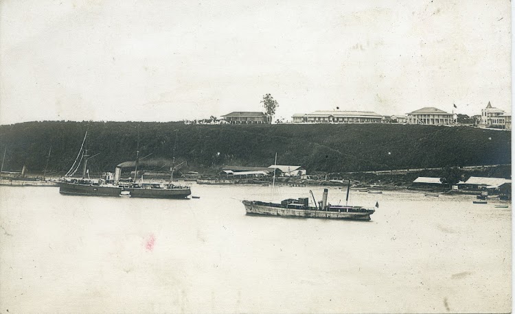 Foto de ambiente colonial, probablemente con el crucero INFANTA ISABEL (gracias al Sr. Juan Luis Coello) y los vapores ELOBEY, en primer termino, y CORISCO al fondo. Postal.jpg