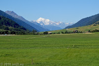 Beim Ort Oberwald im breiten Rhonetal. Auf dem Weg zum Nufenenpaß.
Voraus das schneebedeckte Wasenhorn (3246 m) beim Simplonpass.