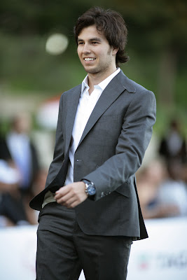 Серхио Перес в костюме на Amber Fashion Show Гран-при Монако 2011