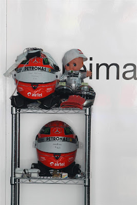 Михаэль Шумахер и кукла weapon на Гран-при Индии 2012