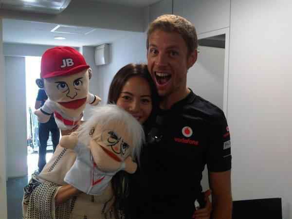 Джессика Мичибата и Дженсон Баттон с куклами Берни и Дженсона на Гран-при Японии 2011