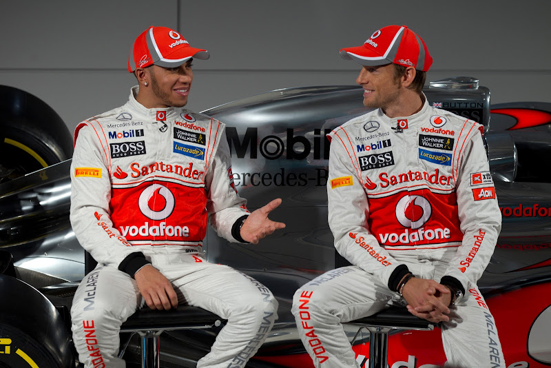 Льюис Хэмилтон и Дженсон Баттон обсуждают новый болид McLaren MP4-27 на презентации 1 февраля 2012