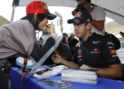 Себастьян Феттель с болельщицой на автограф-сессии Гран-при Японии 2011