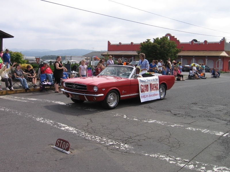 [IMG_8079%25201965%2520Ford%2520Mustang%2520Convertible%2520carrying%2520Grand%2520Marshall%2520Evelyn%2520Bauserman%2520in%2520the%2520Rainier%2520Days%2520in%2520the%2520Park%2520Parade%2520on%2520July%252011%252C%25202009%255B2%255D.jpg]