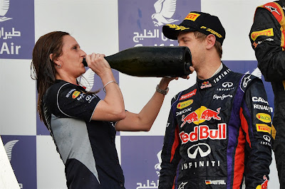 Джилл Джонс пьет шампанское на подиуме Гран-при Бахрейна 2013