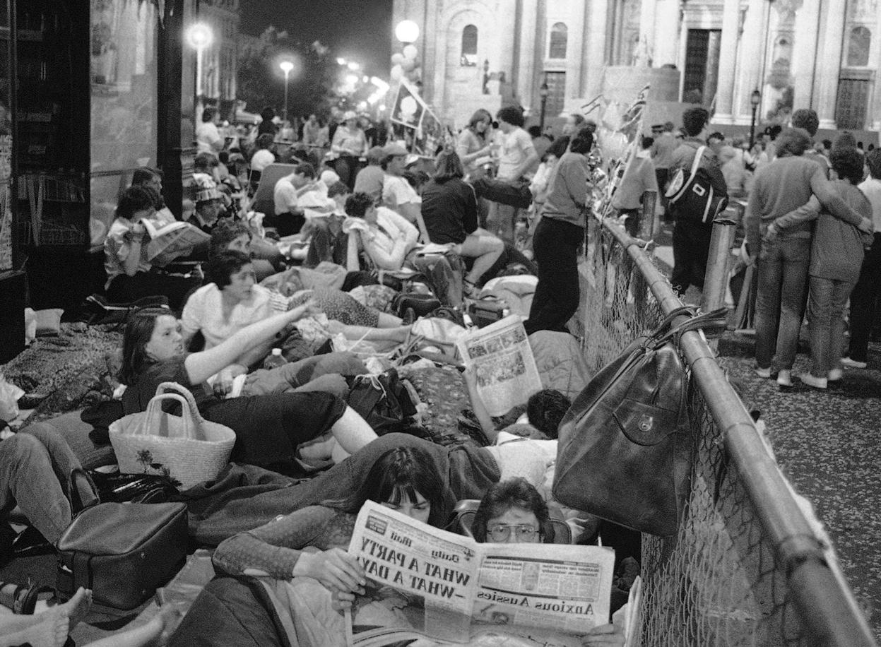 22. Crowds sleep out in front