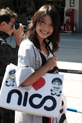 болельщица Нико Росберга с сумкой сердечко-нико на Гран-при Японии 2011