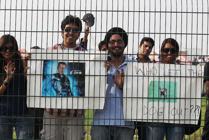 болельщики с плакатами Михаэля Шумахера и собаки на Гран-при Индии 2011