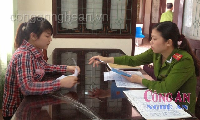 Cán bộ Công an phường hướng dẫn sinh viên đăng ký tạm trú