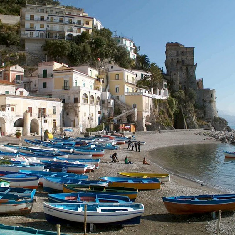 Cetara es una pequeña cala, una pequeña playa y un pueblo de cuento de hadas.