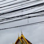 Bangkoku z gęsto upchanymi świątyniami pośród zdobyczy cywilizacji.