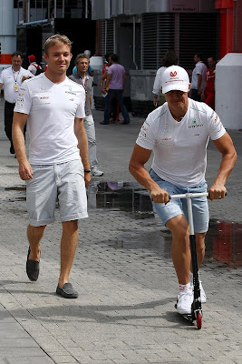 Михаэль Шумахер обгоняет Нико Росберга на самокате на Гран-при Европы 2012