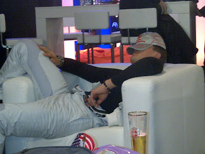 Михаэль Шумахер с бокалом пива спит на Гонке чемпионов 2011