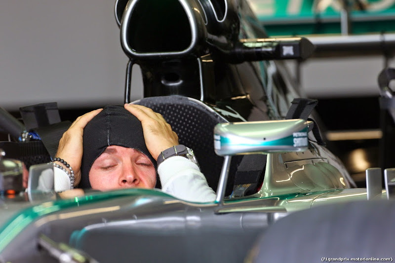 Нико Росберг фэйспалмит в болиде Mercedes на Гран-при Канады 2014