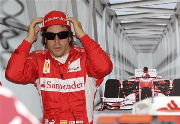 Фернандо Алонсо в забавной позе на Гран-при Италии 2011