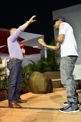 Джонни Херберт бросает мячик Льюису Хэмилтону на Гран-при Сингапура 2013