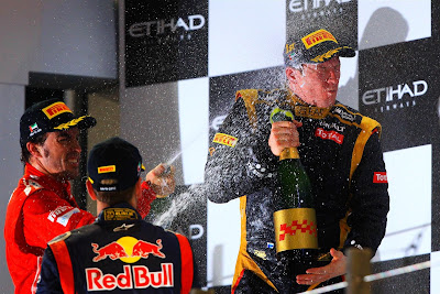 Кими Райкконен под атаками шампанского Фернандо Алонсо и Себастьяна Феттеля на подиуме Гран-при Абу-Даби 2012