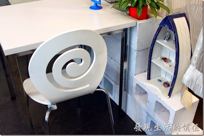 台南-白色曙光早午餐。餐廳內的一大特色是船形裝師置物櫃及渦輪狀的椅背。