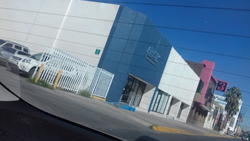 Aris Vision Institute Ciudad Juarez, Hermanos Escobar, Av. Abraham Lincoln 1027, Zona Pronaf Condominio La Plata, 32310 Cd Juárez, Chih., México, Cirujano especialista en LASIK | Juárez