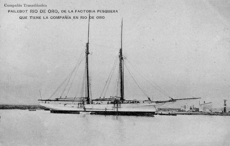 Pailebote RIO DE ORO descargando bidones de agua. Rio de Oro. Ca. 1920. Arxiu Fotográfic del Museu Maritim de Barcelona. Nuestro agradecimiento a Solvia Dahl.JPG