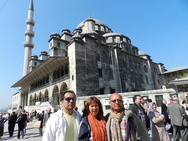 [Al%2520fondo%2520la%2520Mezquita%2520Azul%2520en%2520Estambul.jpg]