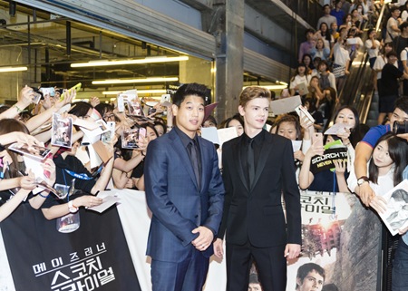 Ki Hong Lee and Thomas Brodie-Sangster 2