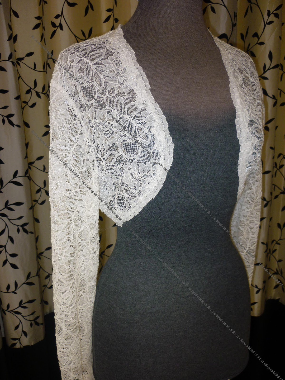 IVORY LACE LONG SLEEVE JACKET.