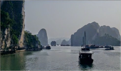 365761993-bahia-de-halong-vietnam-barco-pesquero-formacion-rocosa