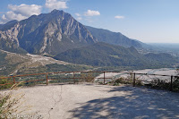 Alte Militärstraße mit 29 dicht übereinander liegenden Kehren und 9 Kehrtunneln hoch zum Monte San Simeone (1215m) mit einer gewaltigen Aussicht.
