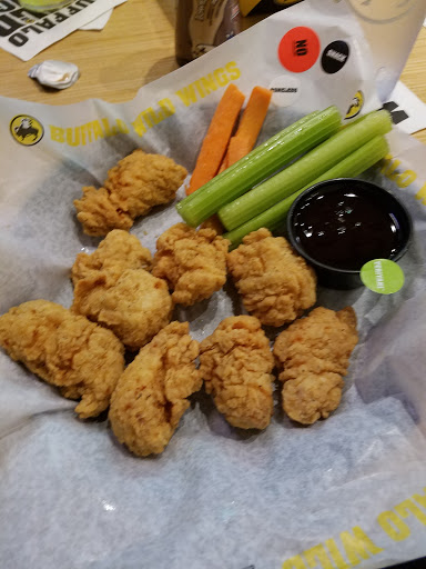 Chicken Wings Restaurant «Buffalo Wild Wings», reviews and photos, 1500 S Willow St, Manchester, NH 03103, USA
