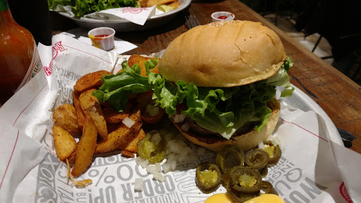 Hamburger Restaurant «Fuddruckers», reviews and photos, 50 Walkers Brook Dr, Reading, MA 01867, USA