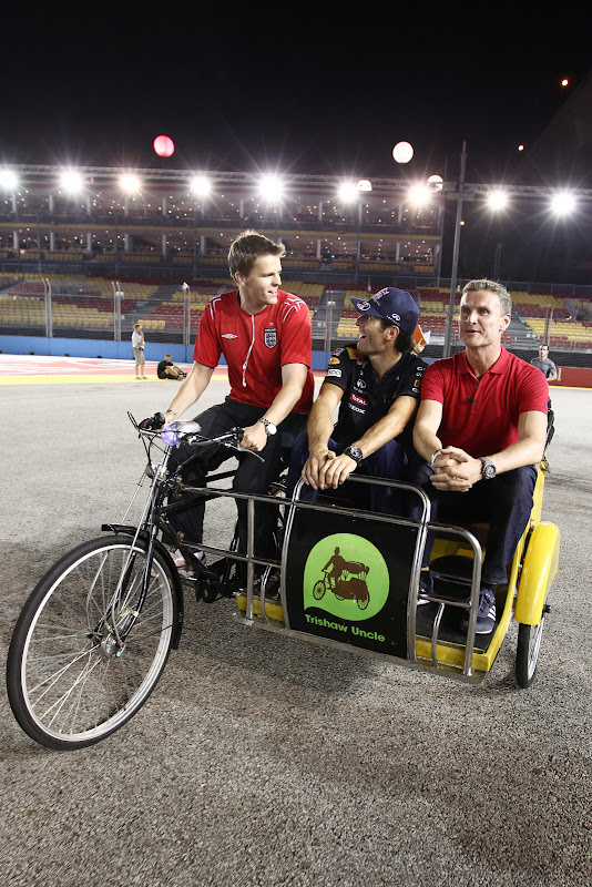 Джейк Хамфри присоединяется к Дэвиду Култхарду и Марку Уэбберу на велосипеде во время съемок для BBC на Гран-при Сингапура 2011