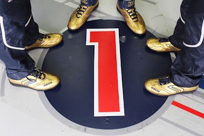 обувь Red Bull золотого цвета на Гран-при Бразилии 2011