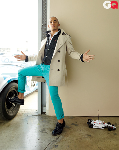 фотосессия Льюиса Хэмилтона в бирюзовых штанах для журнала GQ Magazine за январь 2012